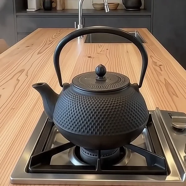 Cast-iron tetsubin teapot